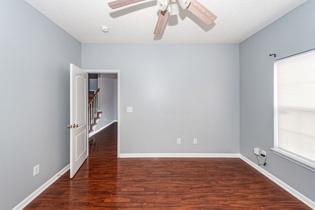 Building Photo - 3 Bedroom, 2.5 Bathroom Townhome in Lakes of Summerville - Summerville