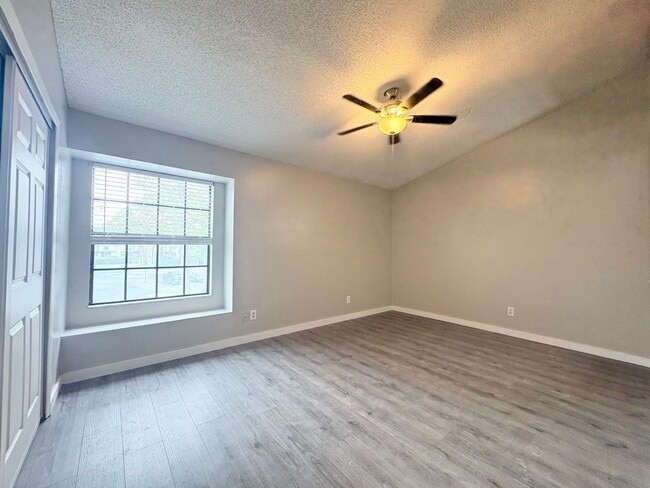 Building Photo - 3B/2.5B Townhome Unit ~ Beacon Hill Community ~ Carpet Free