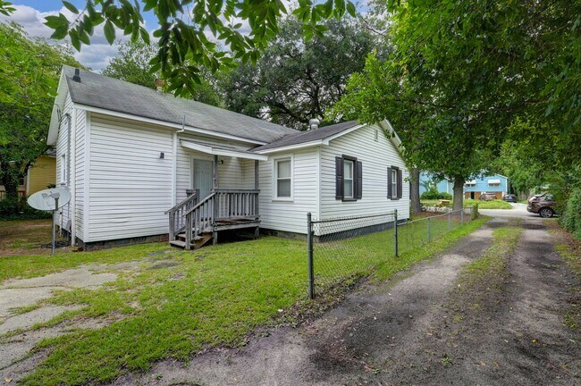 Building Photo - Charming 3-Bed Home in Olympia – Steps fro...