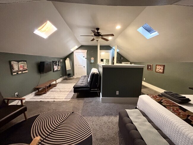 Building Photo - 608 Park St.