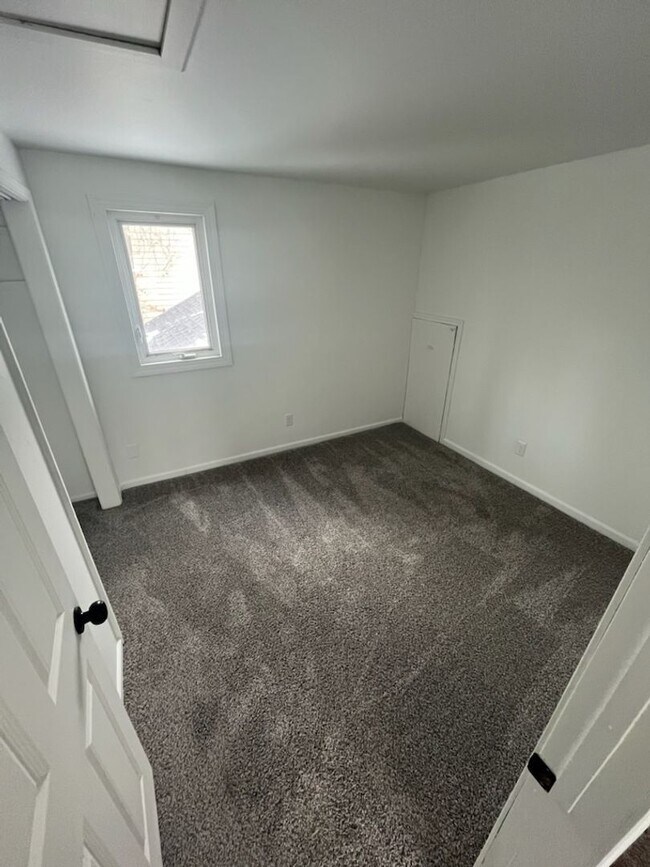 Building Photo - 3 bed 2 bath fenced in yard!!