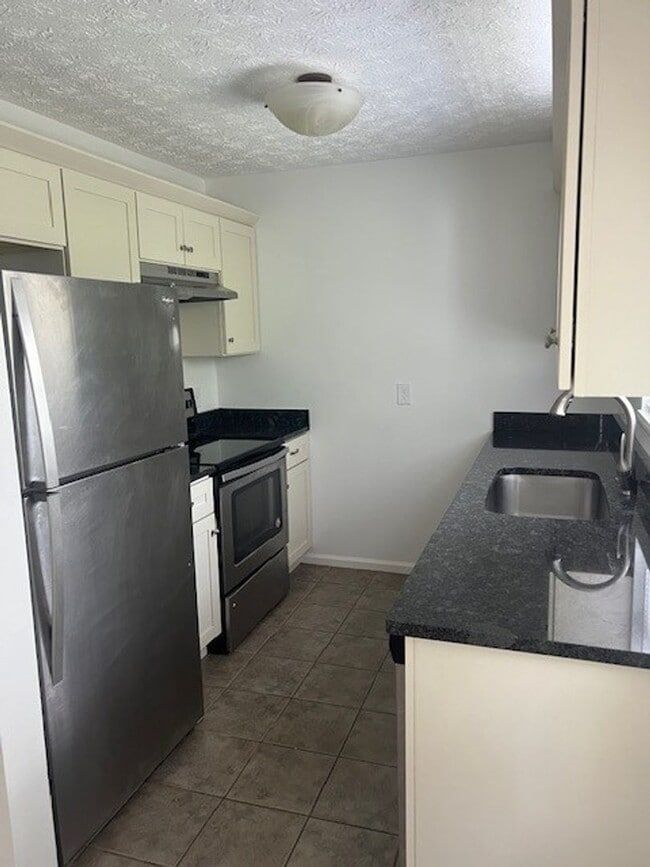 Building Photo - Spacious 2-Bedroom Townhouse with Garage