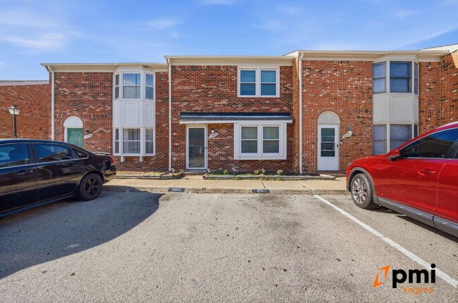 Building Photo - 2 PRIMARY BEDROOMS, LIVING ROOM AND DINING, PETS ALLOWED