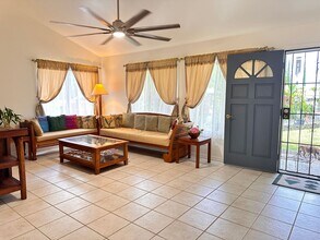 Building Photo - Gated Home in Hawaiian Paradise Park