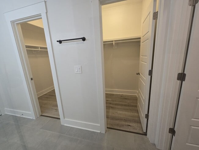 Building Photo - End Unit 3/3.5 Townhome w/ Community Pool!