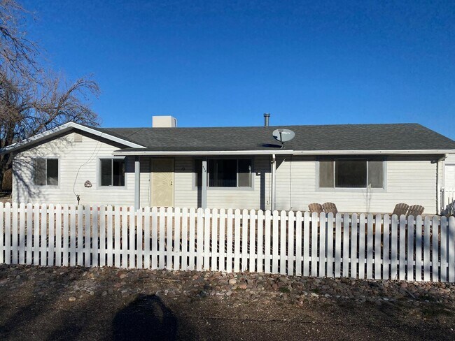 Building Photo - 552 E Lamarcia Dr