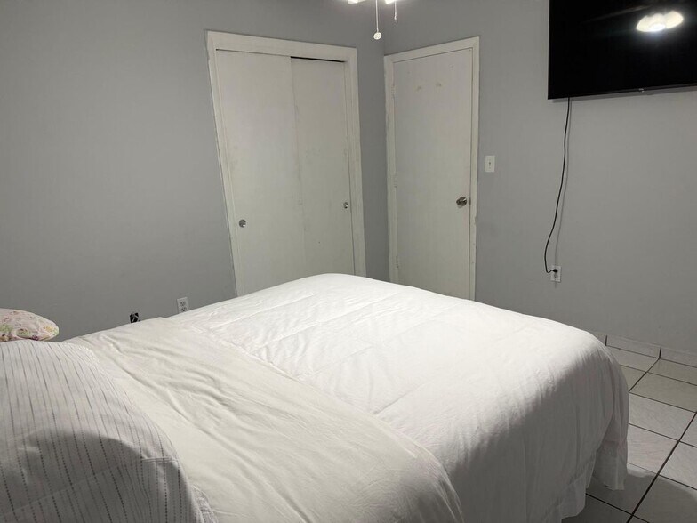 Building Photo - 2734 NW 16th Terrace