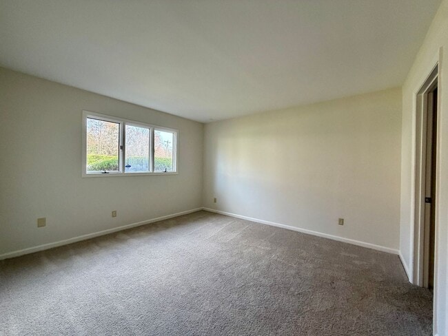 Building Photo - First Floor 2 bedroom condo