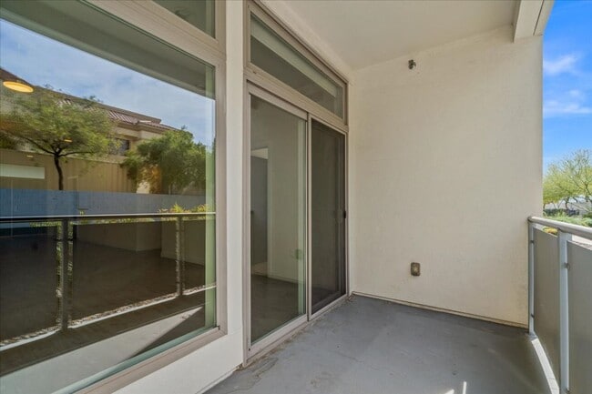 Building Photo - Serene Resort Community, 2 bd, 2 bth, 2 Story Gym, Rooftop Deck, 4 Pools