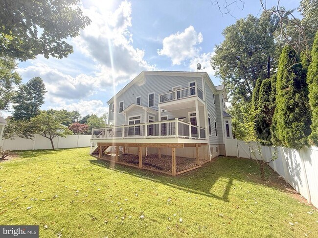 Building Photo - 6403 Earlham Dr
