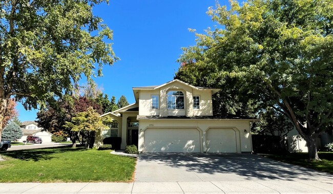 Building Photo - Beautiful 5bd 3ba home on corner lot, Edge...