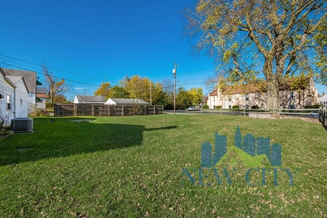 Building Photo - WAIVED APPLICATION FEE THRU! Single Family...