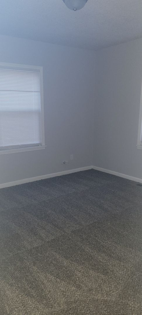 Building Photo - Lovely 3 Bedroom 2 Bath