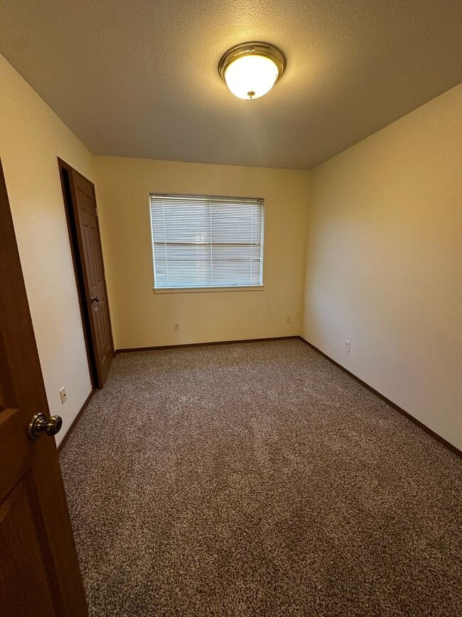 Building Photo - 3 Bedroom, 1 and half Bathroom Duplex!