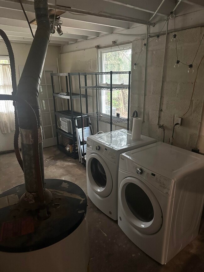 Building Photo - 2057 Dellwood Dr