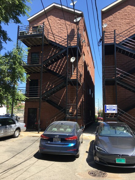 Building Photo - 2357 W Congress Pkwy