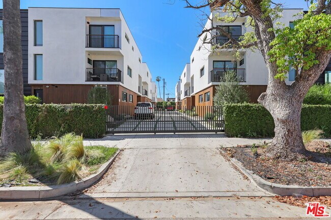 Building Photo - 921 N Mariposa Ave