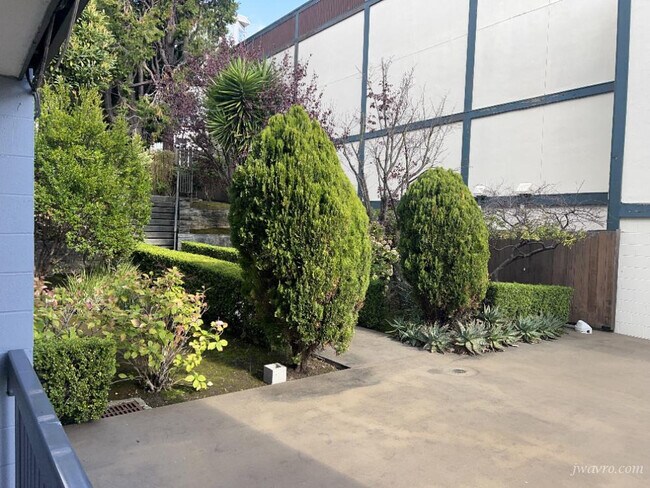 Building Photo - 2085 Bush St