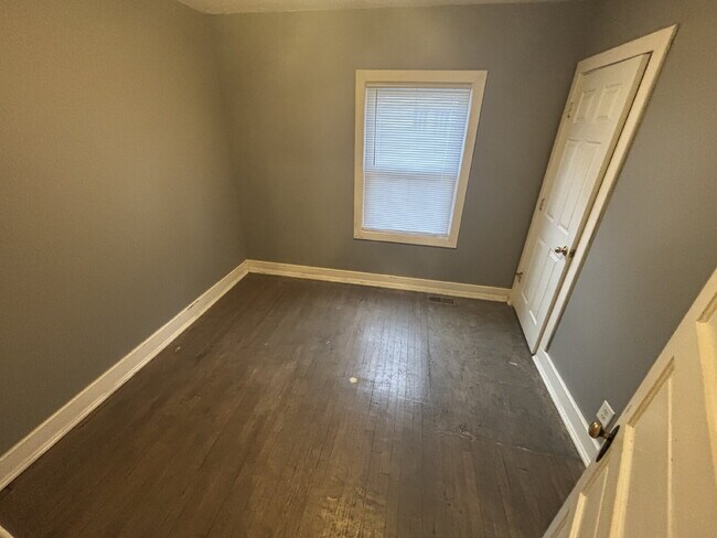 Building Photo - "Charming 2-Bed Duplex Gem in Grand Rapids...