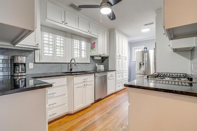 Building Photo - Charming 4 Bed, 2 Bath in Historic Berkele...