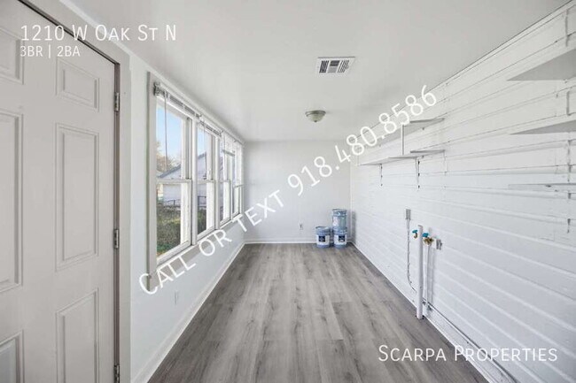 Building Photo - 1210 W Oak St