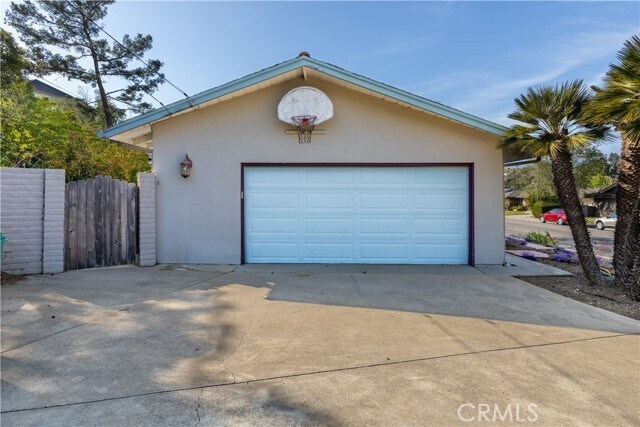 Building Photo - 668 Patricia Dr