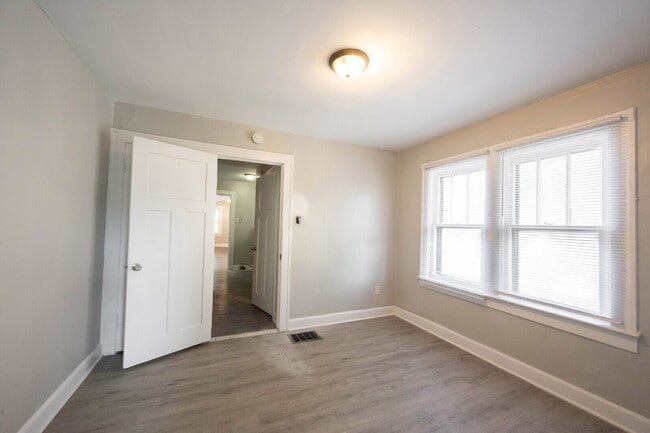 Building Photo - "Charming 2-Bedroom Duplex Retreat on N Dr...