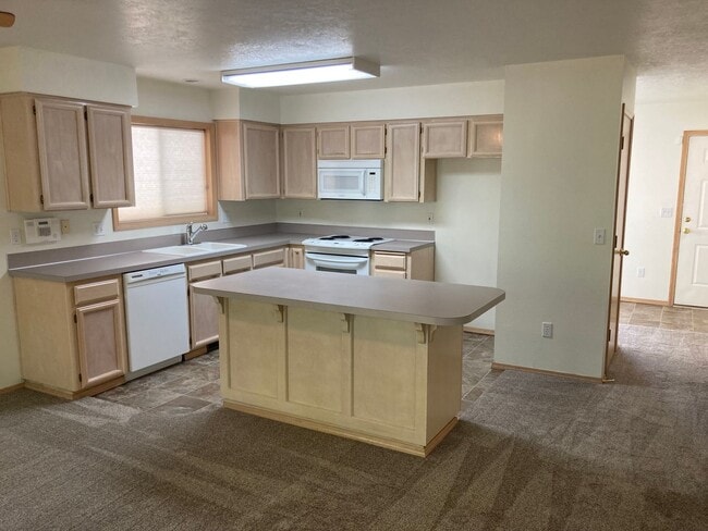 Building Photo - Three Bedroom Home in South Salem, Large Yard