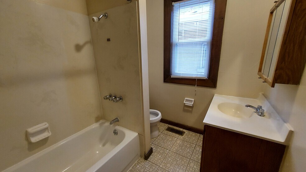 Building Photo - 404 King Ave