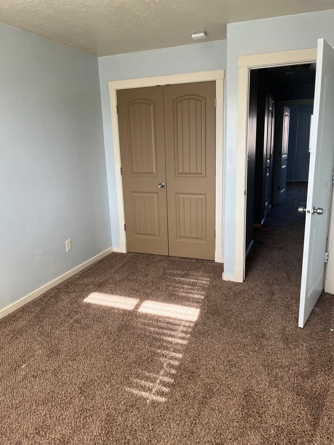 Building Photo - 3 Bedroom 2 1/2 Bath