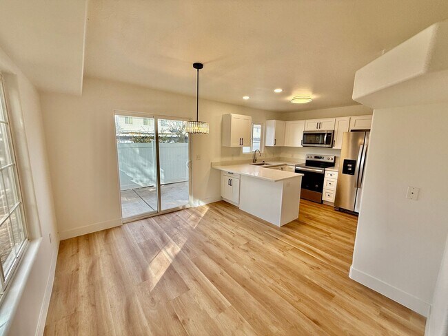 Building Photo - Remodeled 3-BR Lexington Townhome - End Unit