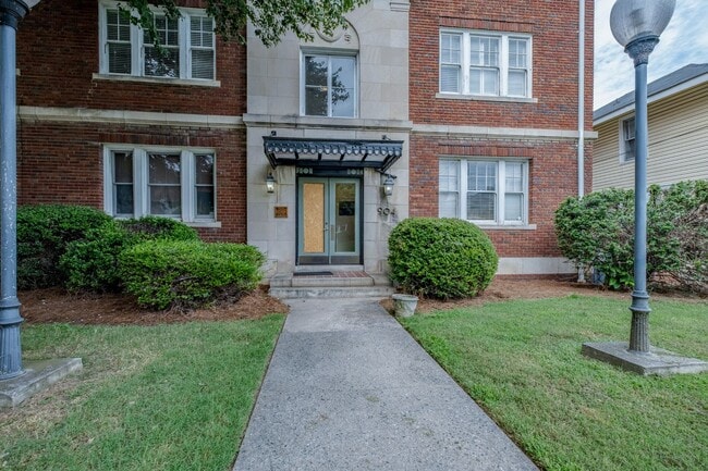 Primary Photo - Historic Apartment near downtown with a vi...