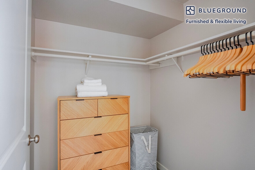 Building Photo - 526 Yale Ave N