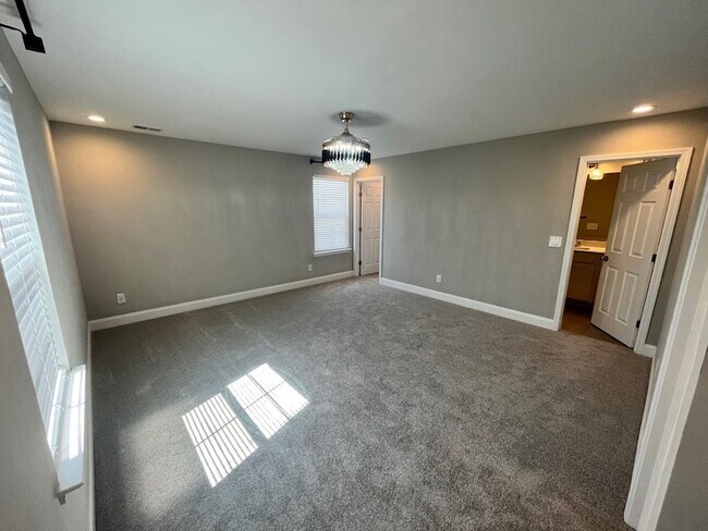 Building Photo - 135 Saddle Wood Ln