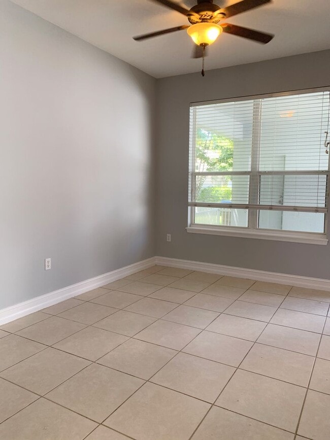 Building Photo - Nice 3/2.5 Single Family Home