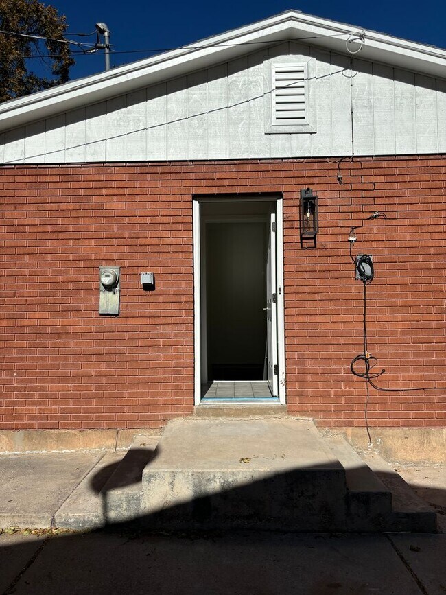 Building Photo - 462 S 100 W St