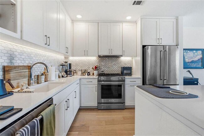 Building Photo - 900 S 1st St