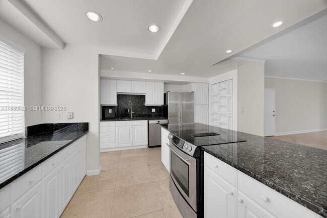 Building Photo - 940 Sevilla Ave