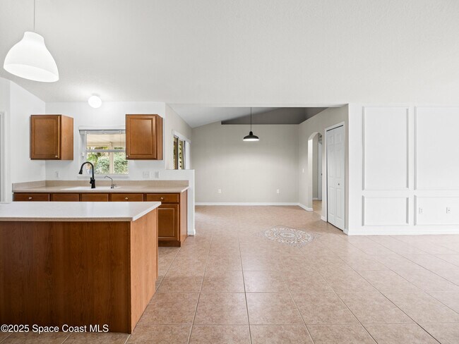 Building Photo - 380 Courtney St