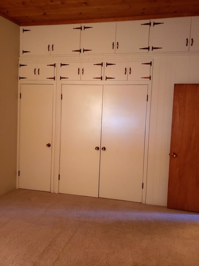 Building Photo - Mostly Furnished Bishop home with large living, dining space and a sun room.