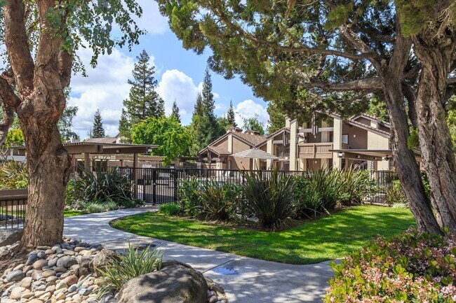 Building Photo - Updated 2-bedroom condo in gated community!