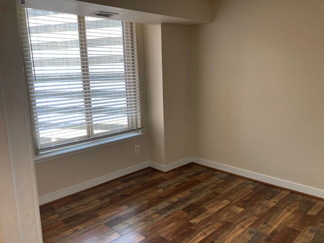 Building Photo - 1 BR Condo at The Chase in Downtown Bethes...