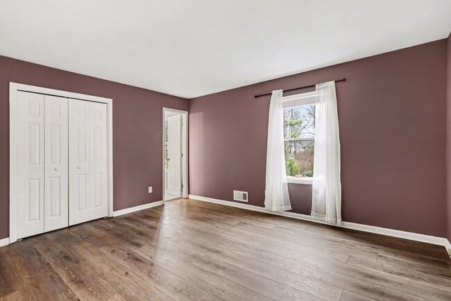 Building Photo - 1950 Branch View Dr