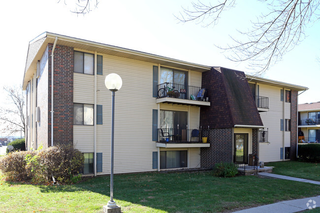 Easton Village Apartments - 1009 E 1st Ave Indianola IA 50125 ...