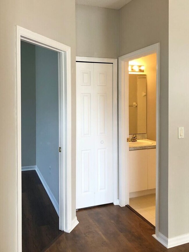 Building Photo - Lovely 3/2 Spacious Home and a 2 Car Garag...