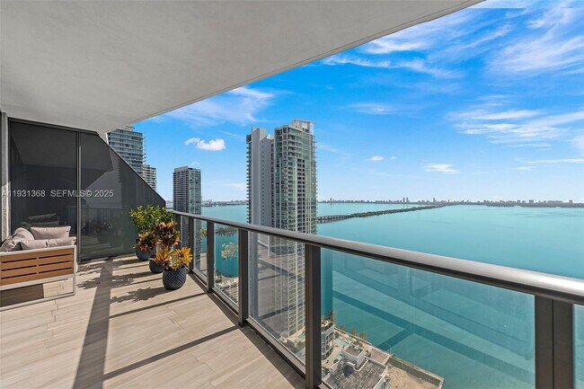 Building Photo - 460 NE 28th St