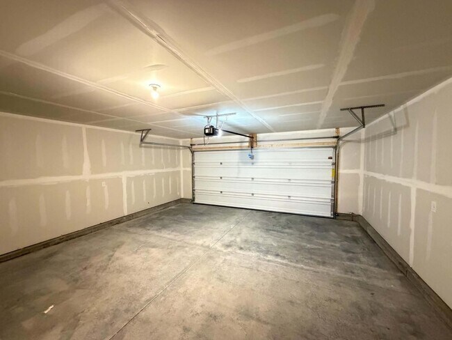 Building Photo - 1405 NE 59th Ln