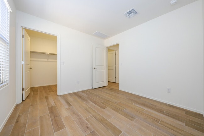 Building Photo - 9122 E Red Blf Ct