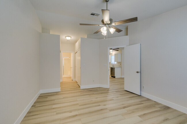 Building Photo - Charming 3-Bed, 2-Bath Single-Story Home i...