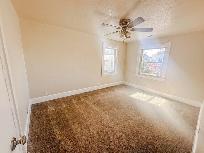 Building Photo - Three bedroom home available for move in. Well kept, clean, and ready to go!